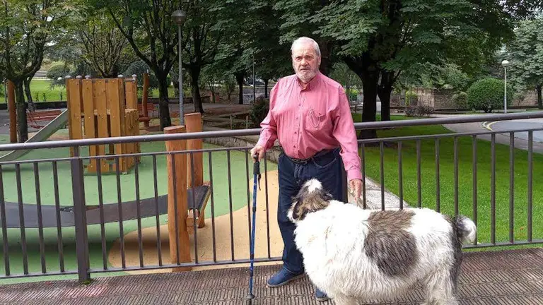 Ram&oacute;n Hilario con su perro, Zar.