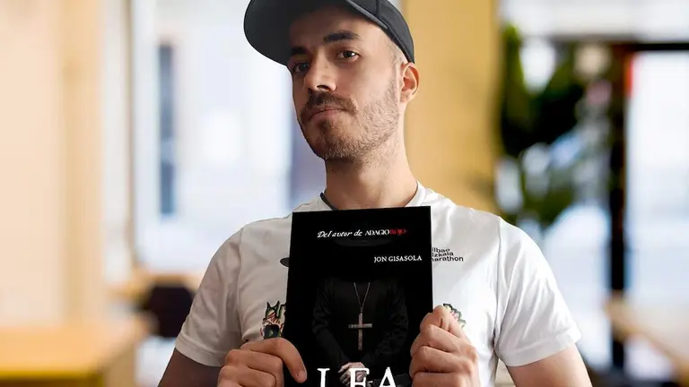 Jon Gisasola con el libro 'Lea'