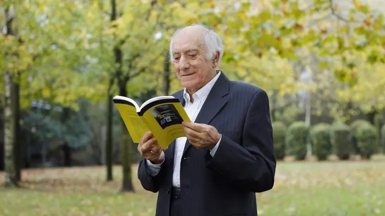 El barakald&eacute;s, Tom&aacute;s Izquierdo, con uno de sus libros entre las manos