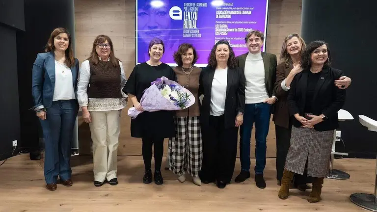 premios-lentxu-rubial-trece-rosas-rojas